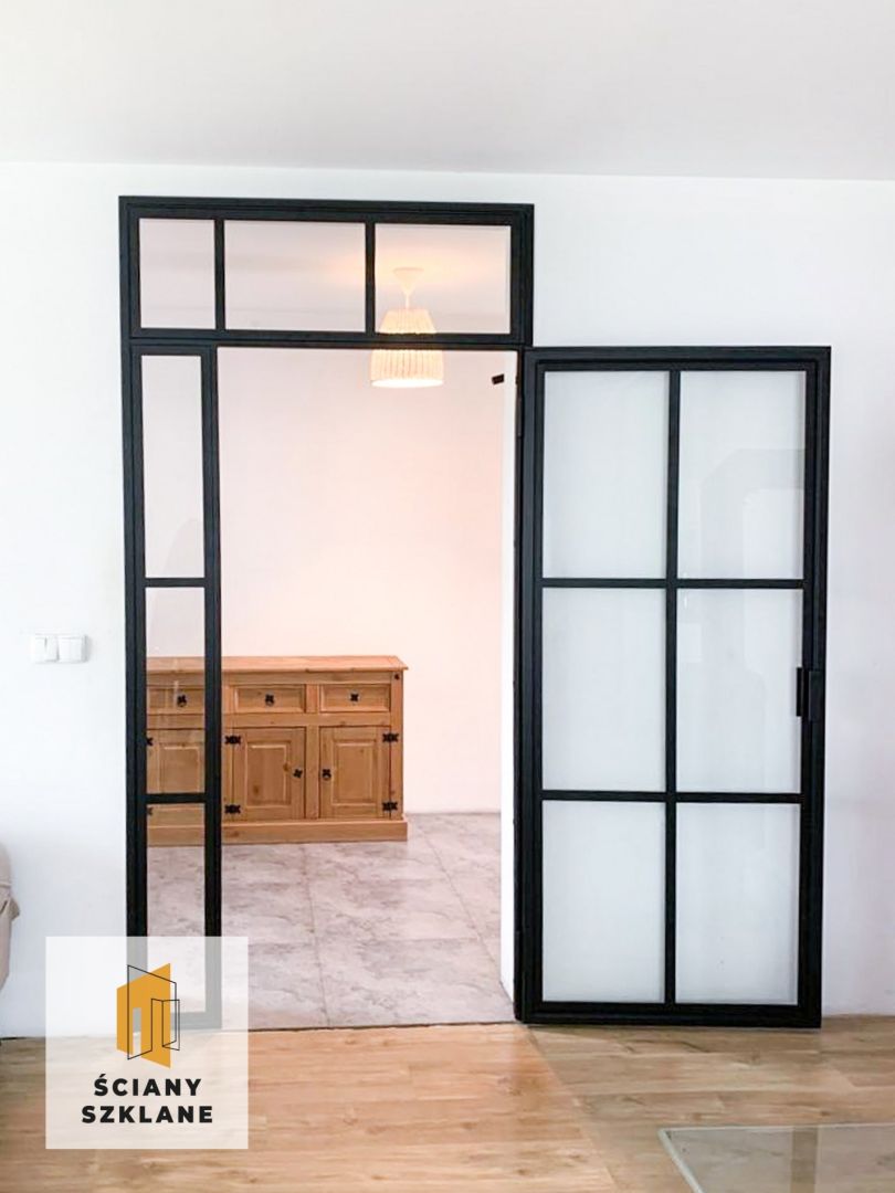 przeszklenie w ścianie z drzwiami skrzydłowymi oraz naświetlem górnym i bocznym