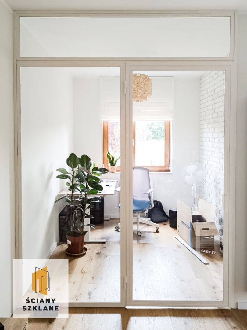 stalowa ściana szklana wewnętrzna z drzwiami skrzydłowymi w białym kolorze