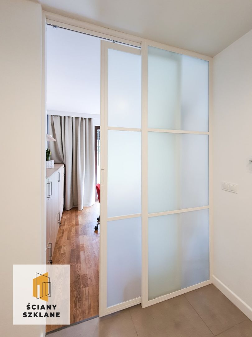 stalowe drzwi przesuwne wypełnione szkłem mlecznym w mieszkaniu