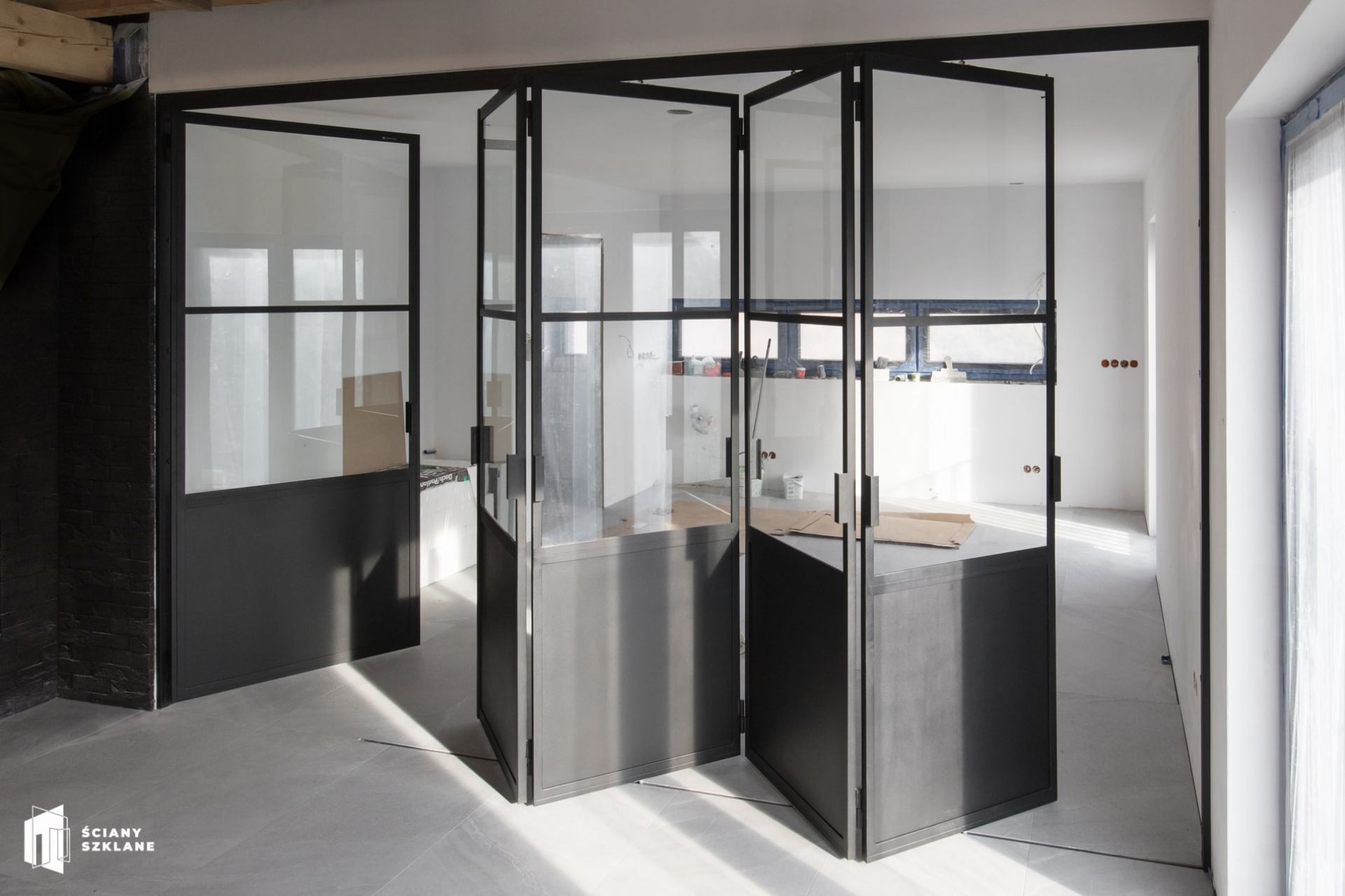 sciana oddzielajaca kuchnie od salonu, pojedyncze drzwi po lewej stronie, po prawej rozsuwane drzwi harmonijkowe, sciany-szklane.pl