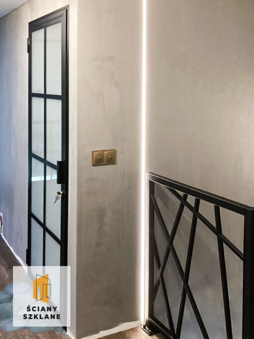 drzwi skrzydłowe z wypełnieniem ze szkła mlecznego oraz zamkiem