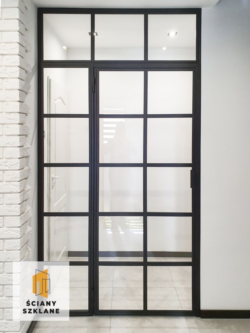 transparentne przeszklenie w ścianie- drzwi skrzydłowe