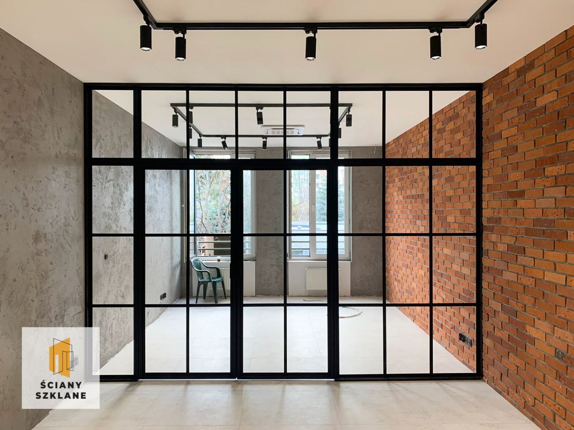 ściana szklana działowa z naświetlem bocznym i górnym