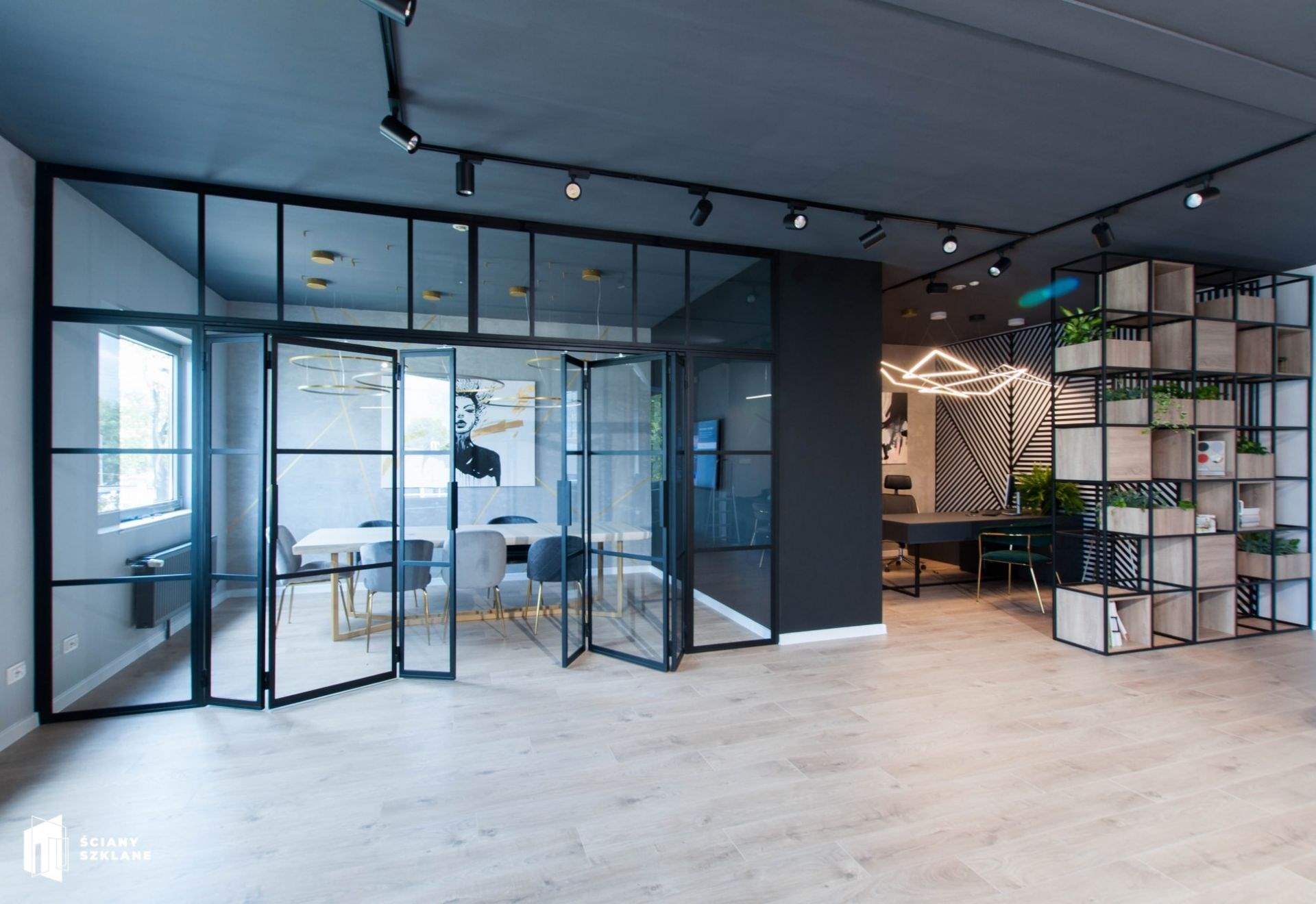 show-room ŚCIANY-SZKLANE, drzwi harmonijkowe, witryna metalowo szklana