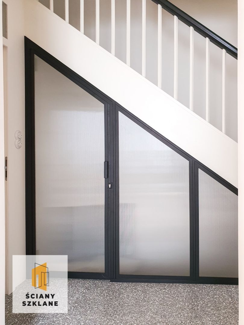 stalowa ścianka z drzwiami skrzydłowymi w kształcie trójkąta, wypełniona szkłem mlecznym