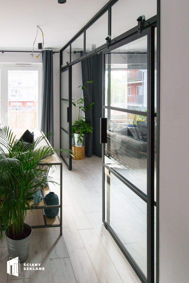 ściana metalowo szklana z podwójnymi drzwiami skrzydłowymi, szkło w metalowych ramach