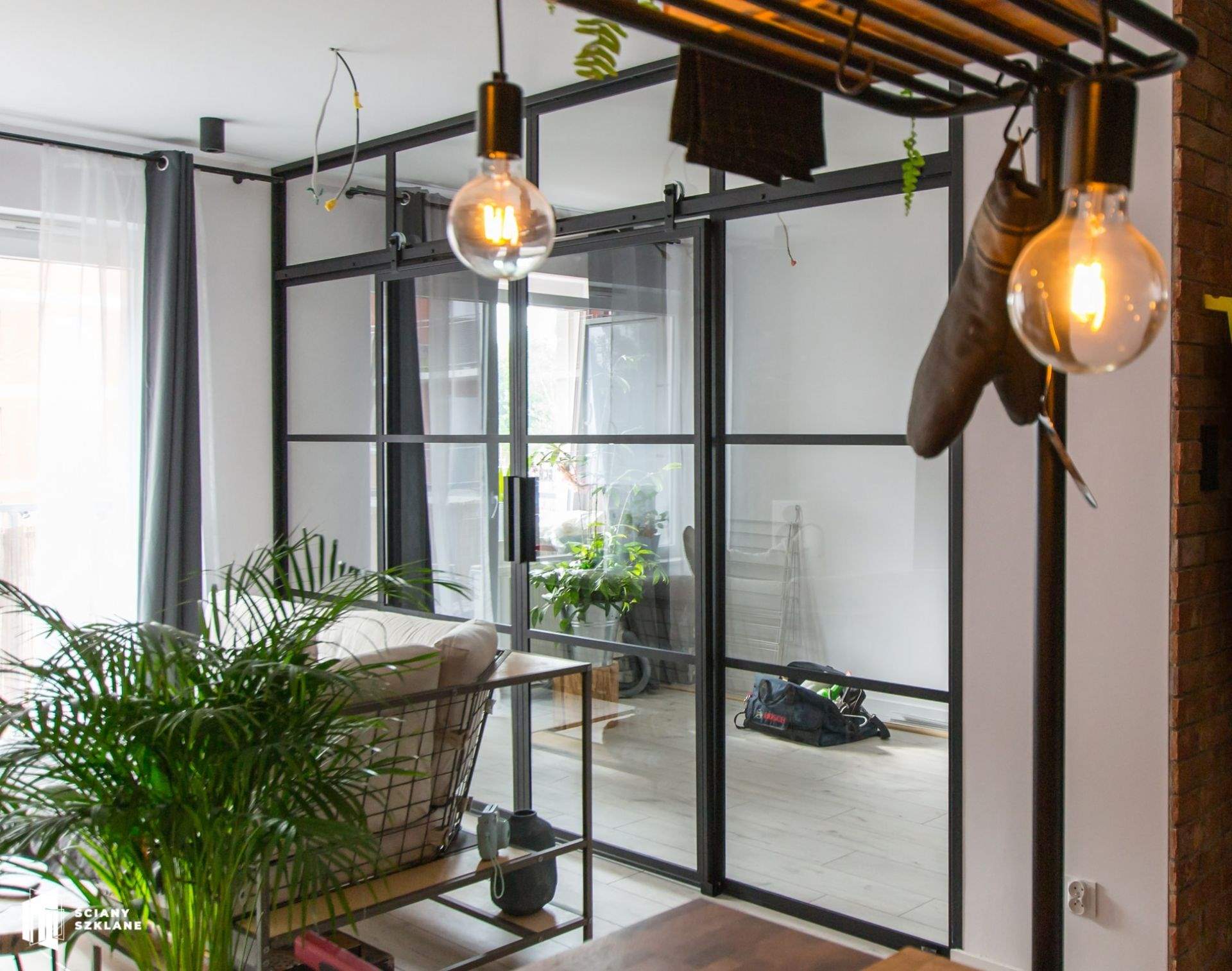 ściana metalowo szklana z podwójnymi drzwiami skrzydłowymi, szkło w metalowych ramach