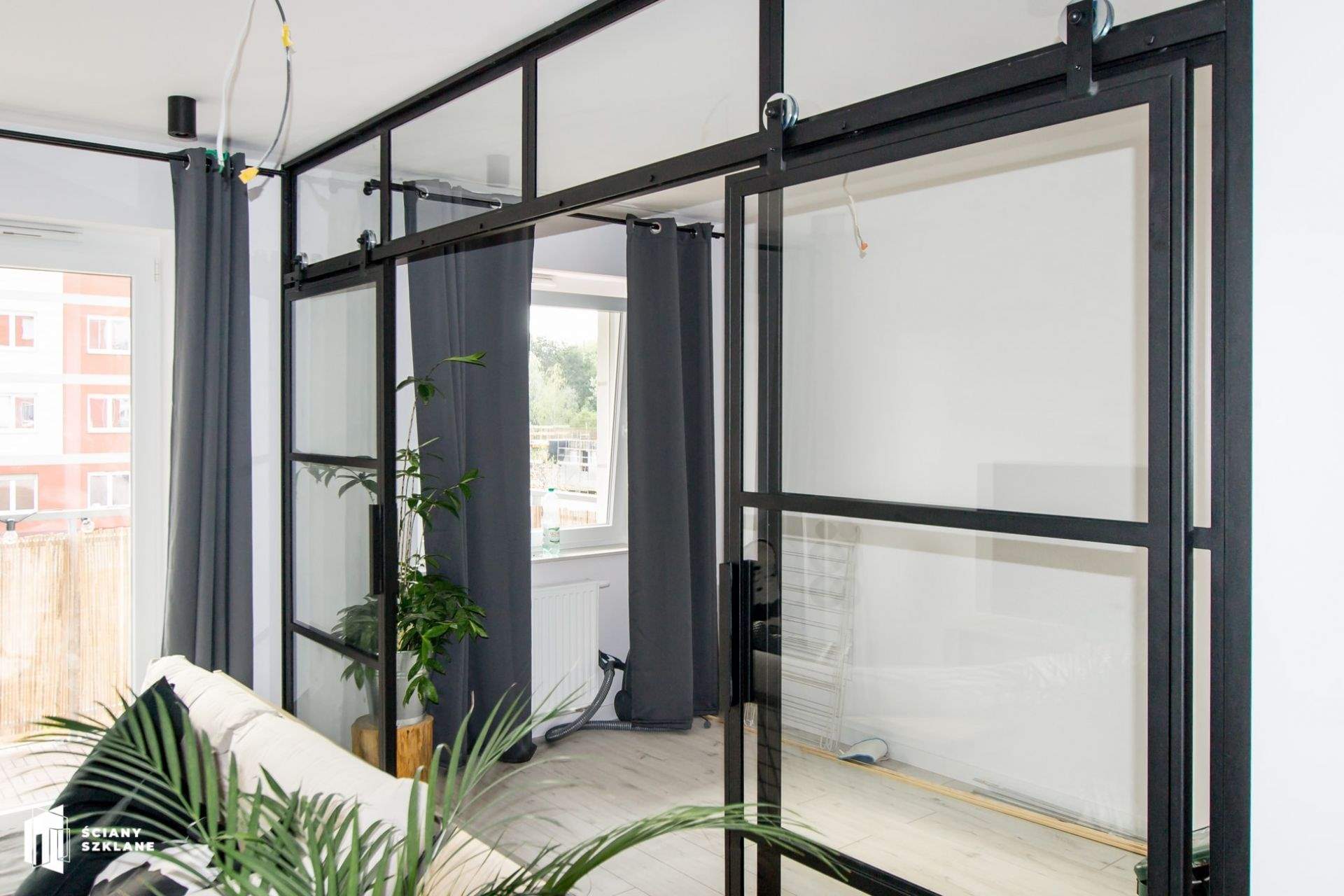 ściana metalowo szklana z podwójnymi drzwiami skrzydłowymi, szkło w metalowych ramach