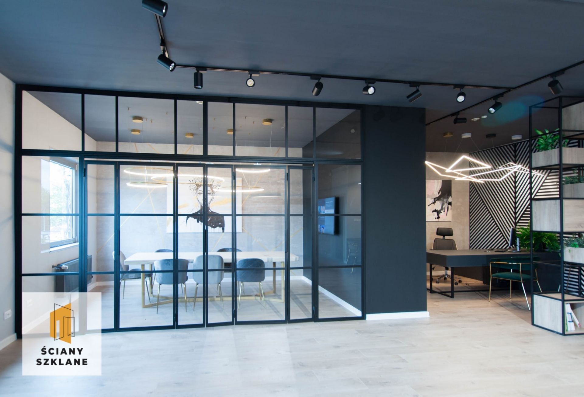 ściana szklana z drzwiami harmonijkowymi wypełniona szkłem transparentnym, sciany-szklane.pl wrocław