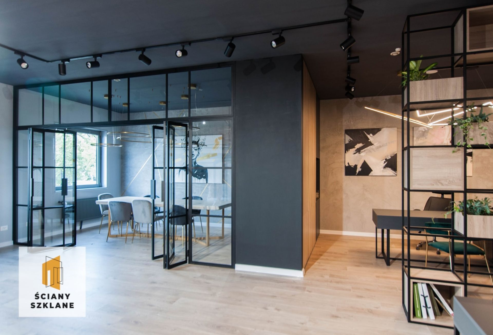 ściana szklana z drzwiami harmonijkowymi wypełniona szkłem transparentnym